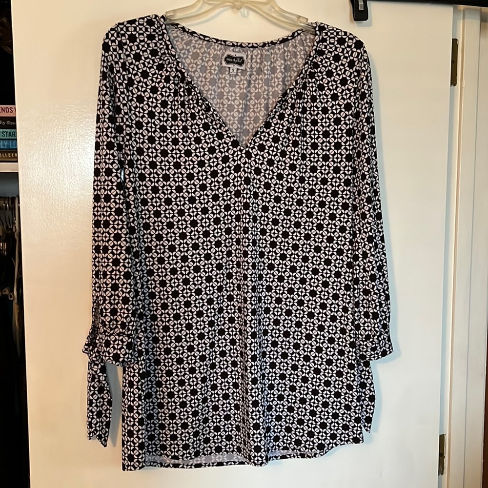 Mud pie women’s blouse. Size small. Excellent condition. Black and white.